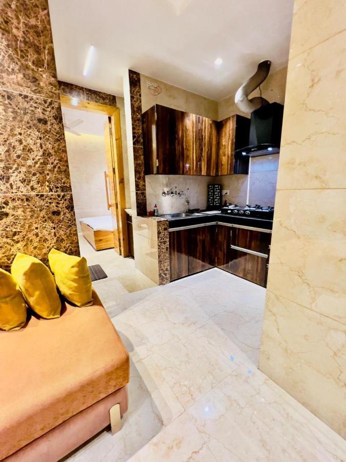 Divine Studios Rajouri Garden Ню Делхи Екстериор снимка