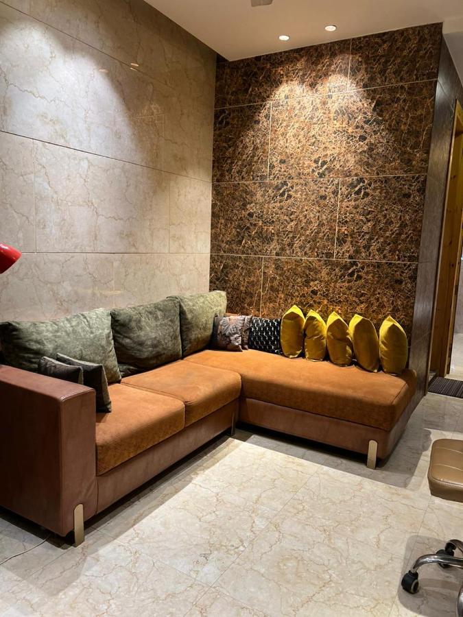 Divine Studios Rajouri Garden Ню Делхи Екстериор снимка