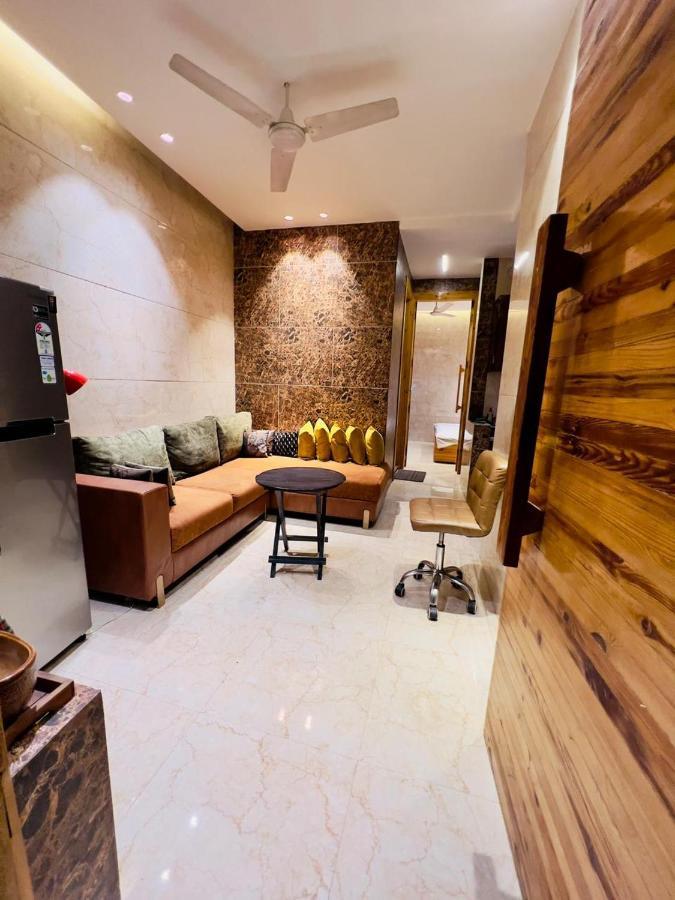 Divine Studios Rajouri Garden Ню Делхи Екстериор снимка