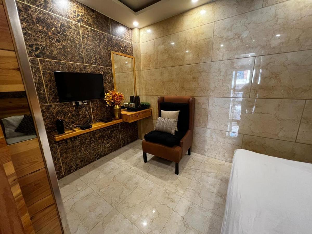 Divine Studios Rajouri Garden Ню Делхи Екстериор снимка