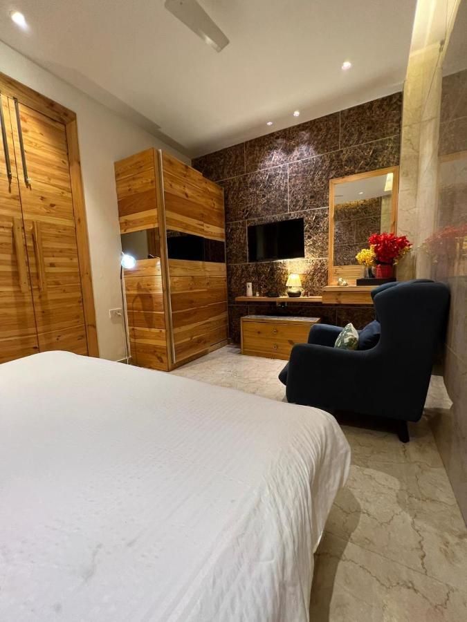 Divine Studios Rajouri Garden Ню Делхи Екстериор снимка