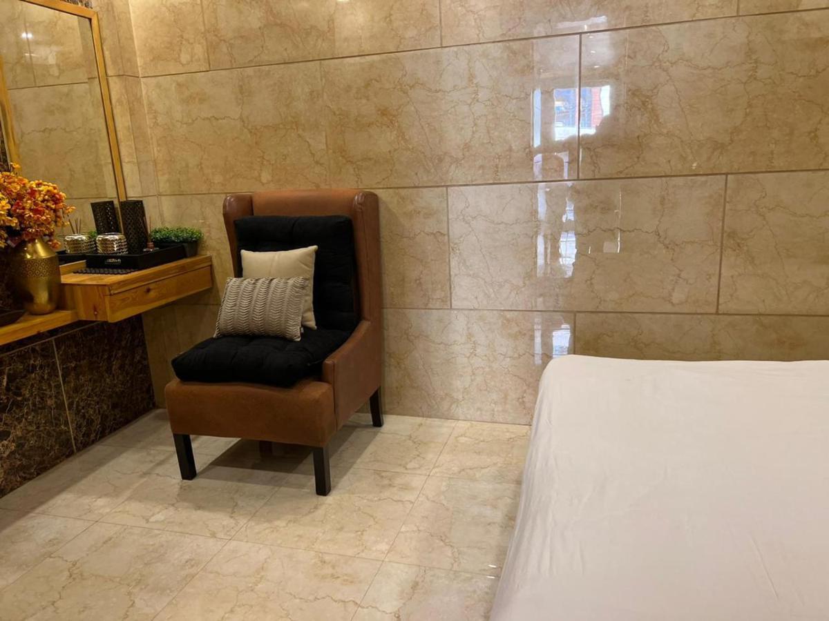 Divine Studios Rajouri Garden Ню Делхи Екстериор снимка