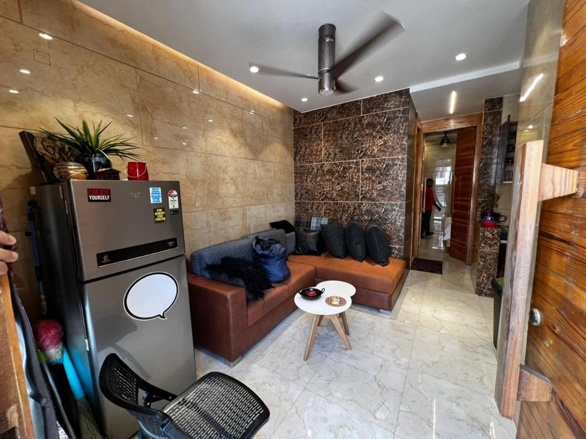 Divine Studios Rajouri Garden Ню Делхи Екстериор снимка
