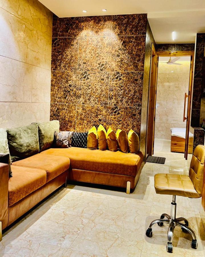 Divine Studios Rajouri Garden Ню Делхи Екстериор снимка
