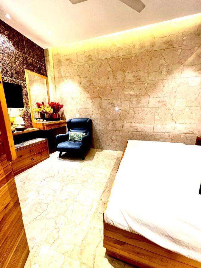 Divine Studios Rajouri Garden Ню Делхи Екстериор снимка