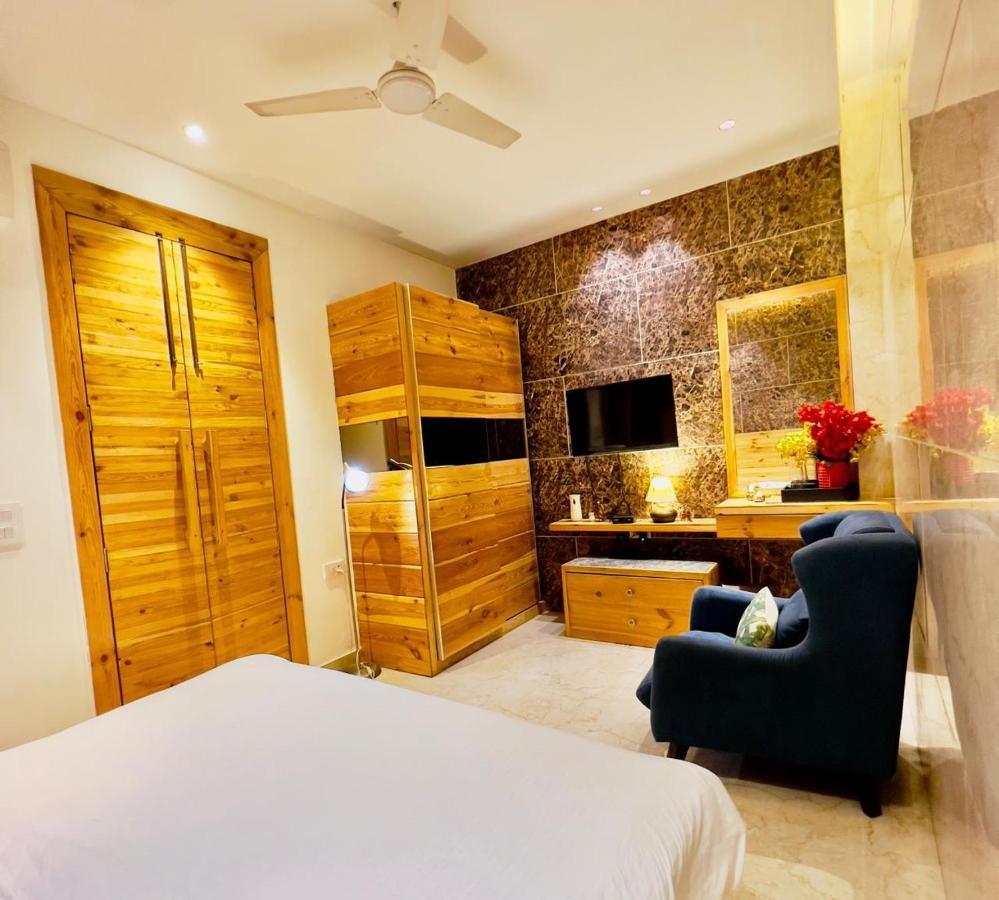 Divine Studios Rajouri Garden Ню Делхи Екстериор снимка