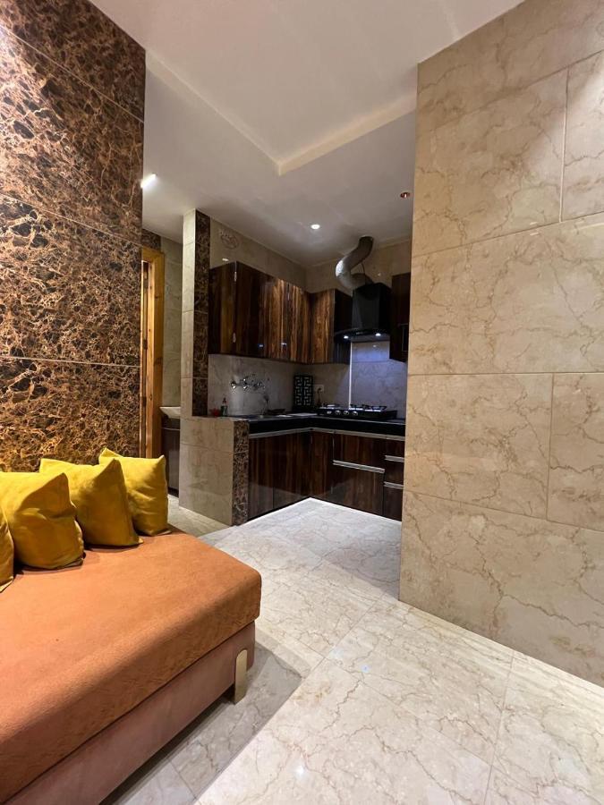 Divine Studios Rajouri Garden Ню Делхи Екстериор снимка
