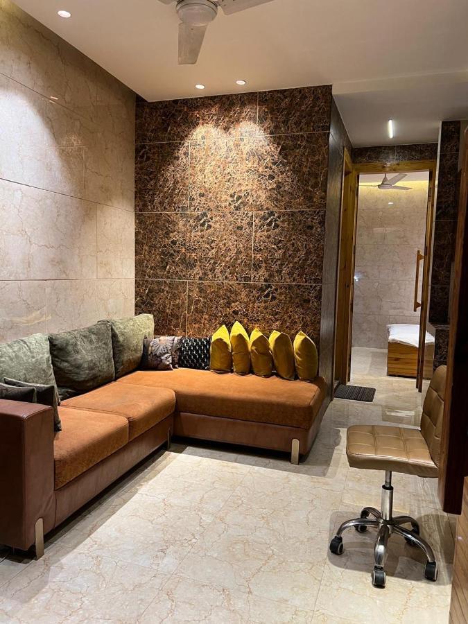 Divine Studios Rajouri Garden Ню Делхи Екстериор снимка