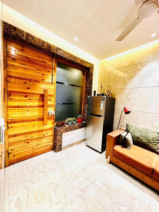 Divine Studios Rajouri Garden Ню Делхи Екстериор снимка