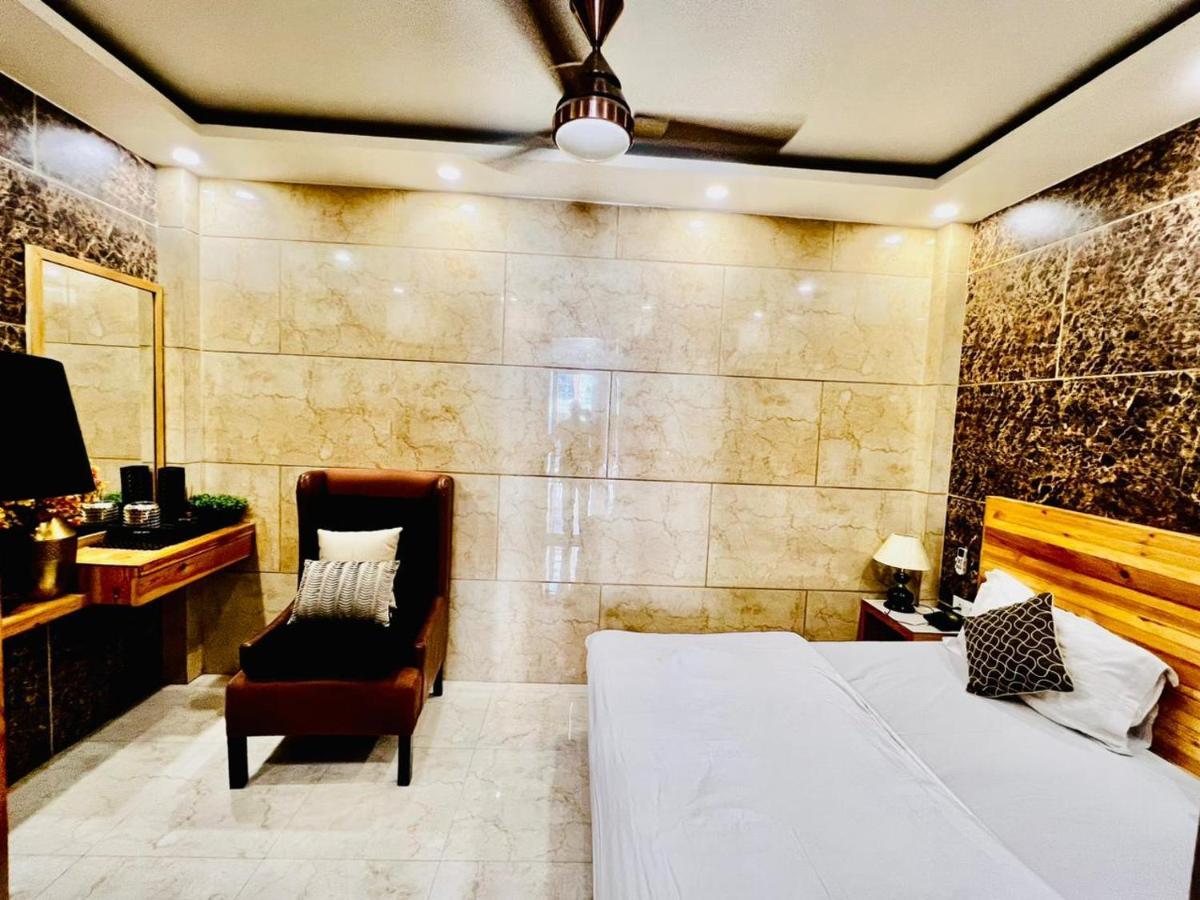 Divine Studios Rajouri Garden Ню Делхи Екстериор снимка