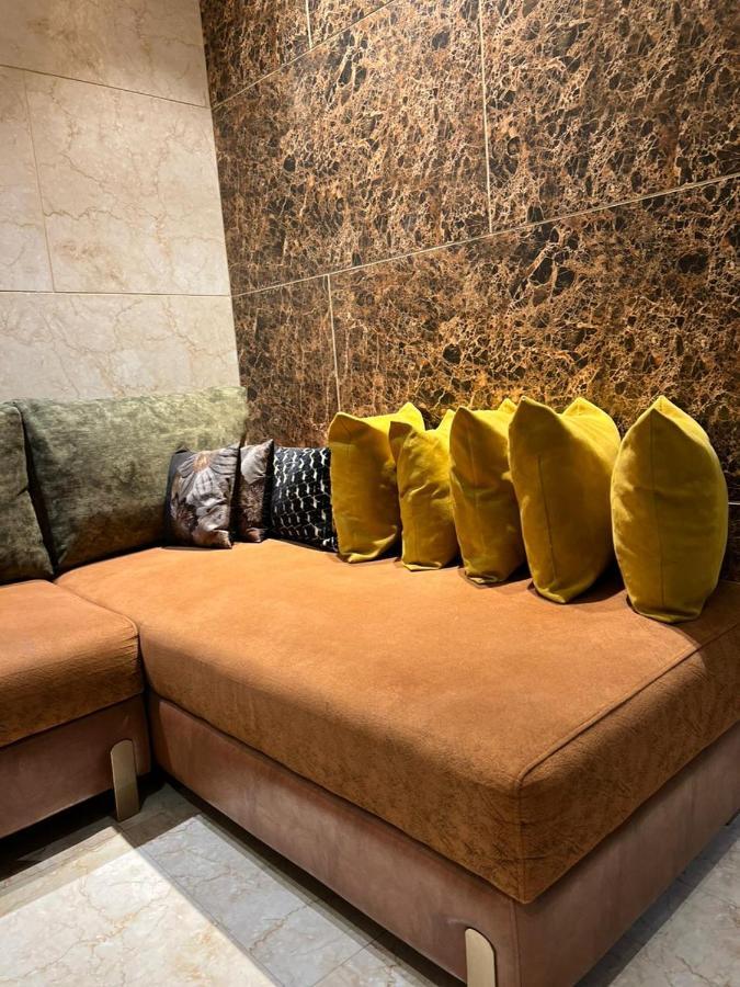Divine Studios Rajouri Garden Ню Делхи Екстериор снимка