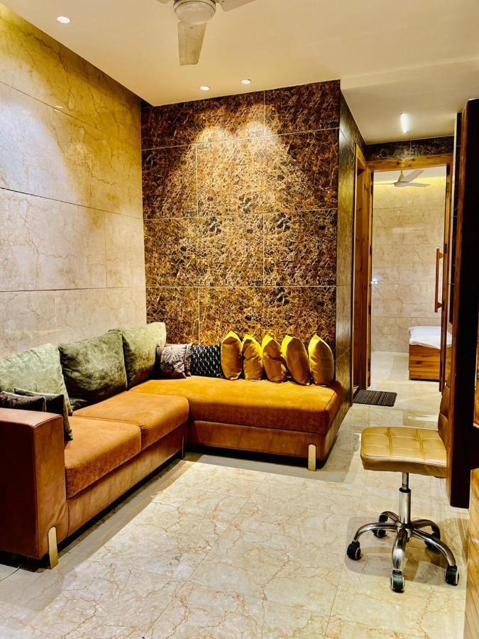 Divine Studios Rajouri Garden Ню Делхи Екстериор снимка